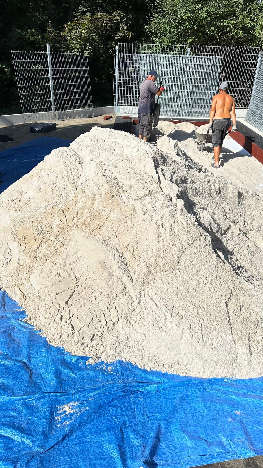 Dodání křemičitého písku do atletického doskočiště pro ZŠ Křesomyslova