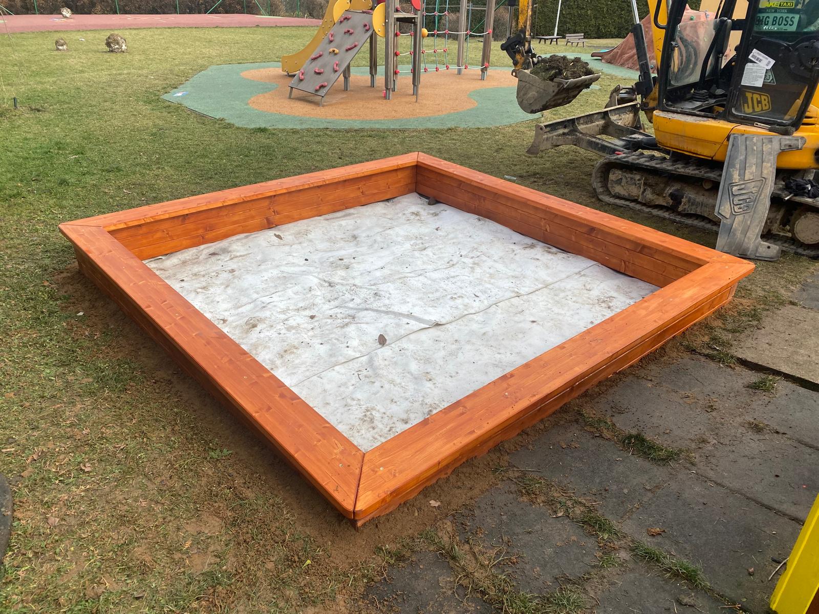 usazení do terénu a instalace separační vrstvy